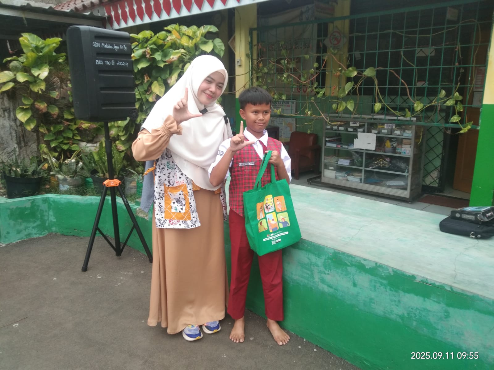 Wisata LiterAsyik Ke SDN Malaka Jaya 12